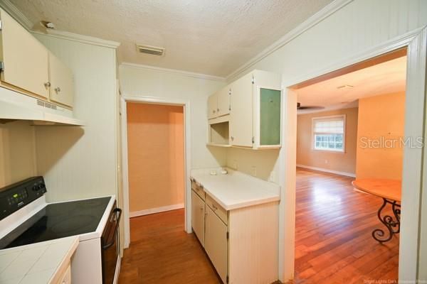 For Sale: $164,900 (2 beds, 1 baths, 1287 Square Feet)