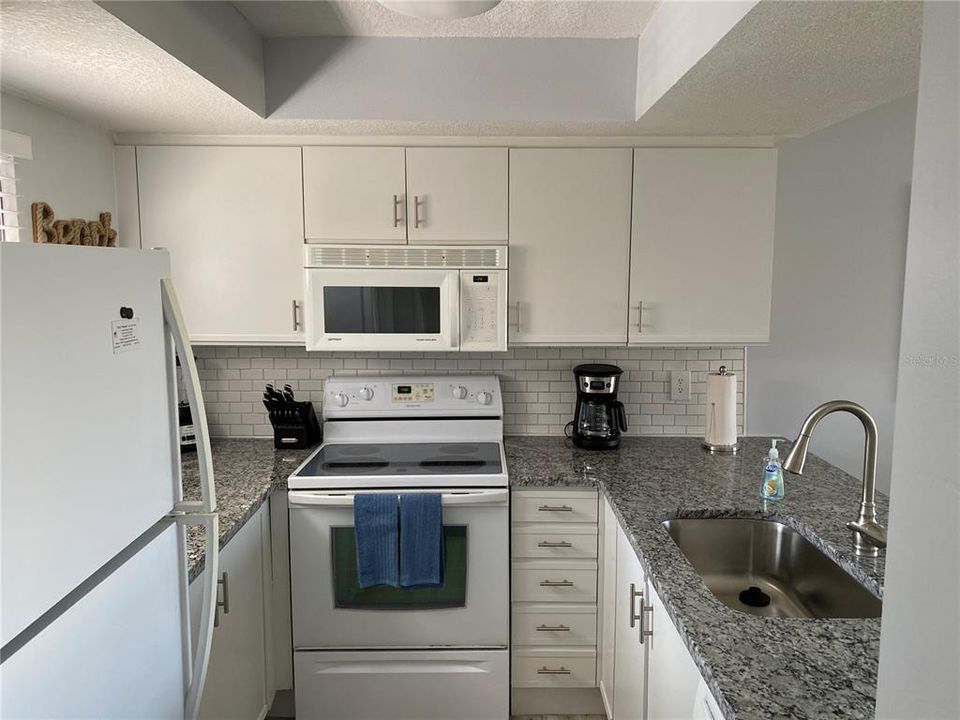 For Sale: $329,000 (1 beds, 1 baths, 687 Square Feet)