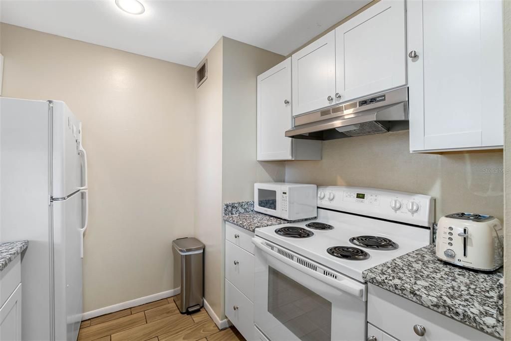 Active With Contract: $160,000 (2 beds, 1 baths, 815 Square Feet)