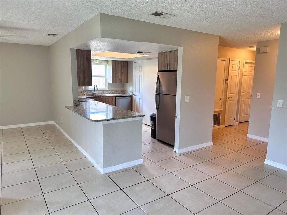 For Sale: $219,000 (2 beds, 2 baths, 905 Square Feet)
