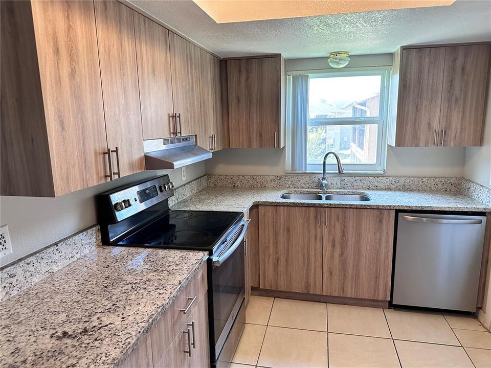 For Sale: $219,000 (2 beds, 2 baths, 905 Square Feet)