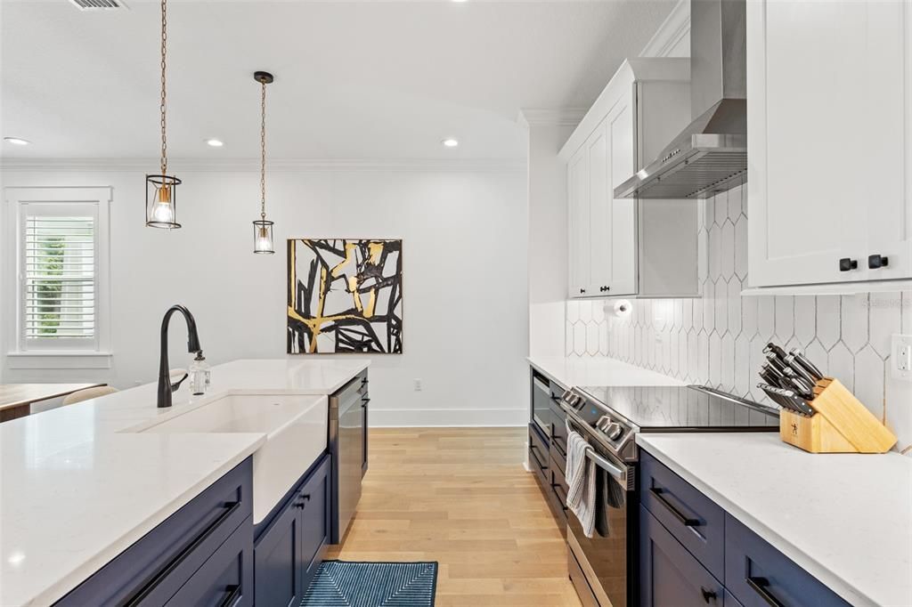 Active With Contract: $800,000 (4 beds, 3 baths, 2426 Square Feet)