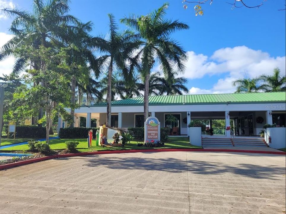 For Sale: $730,000 (5 beds, 2 baths, 2500 Square Feet)