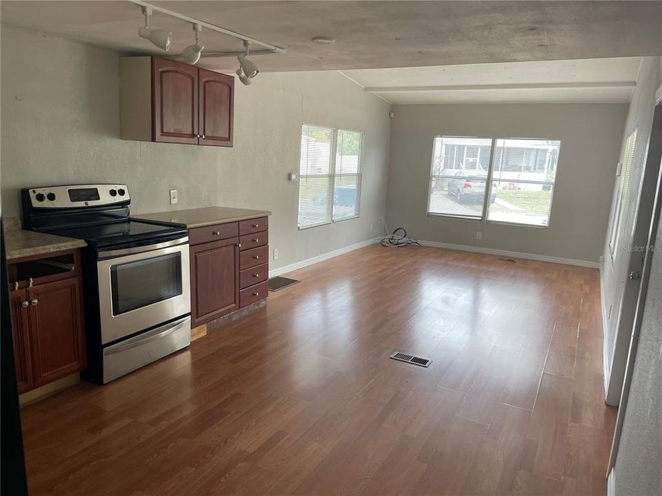 For Sale: $160,000 (3 beds, 1 baths, 832 Square Feet)