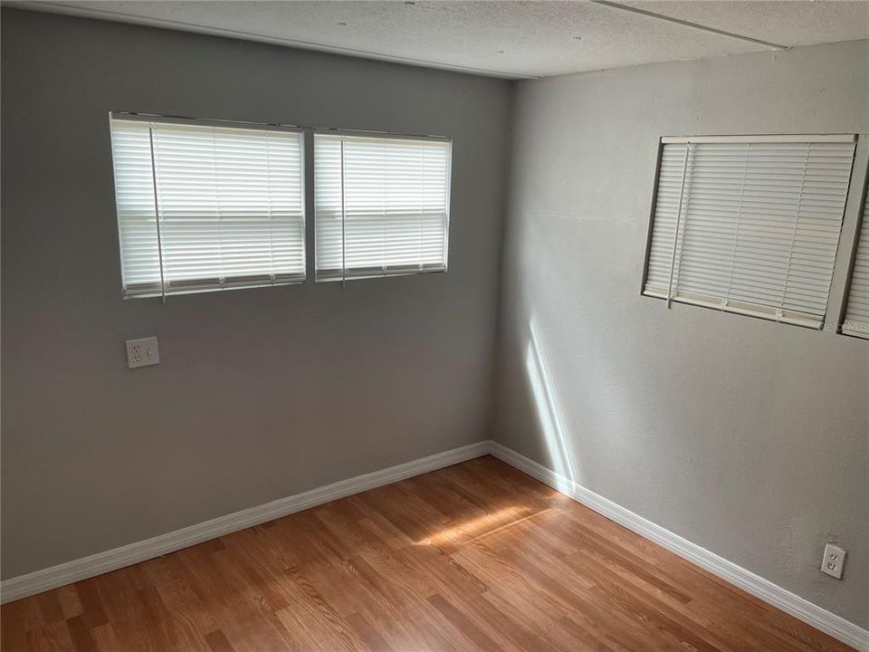 For Sale: $160,000 (3 beds, 1 baths, 832 Square Feet)