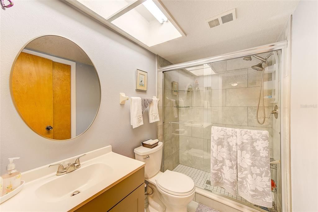 合同活跃: $650,000 (3 贝兹, 3 浴室, 1462 平方英尺)