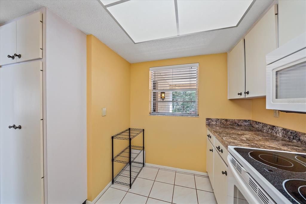 Active With Contract: $190,000 (2 beds, 2 baths, 1059 Square Feet)