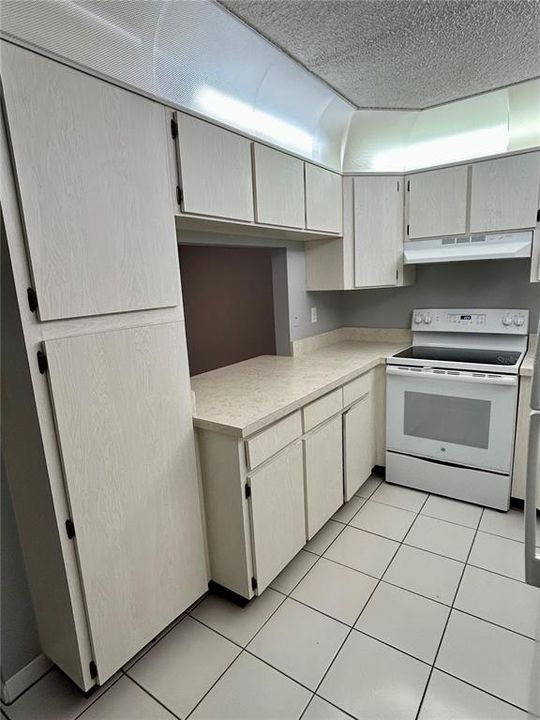 Active With Contract: $1,600 (2 beds, 2 baths, 1038 Square Feet)