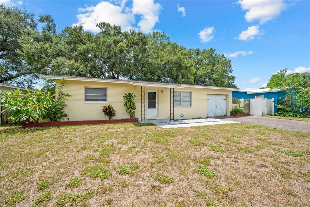 Recently Sold: $310,000 (2 beds, 1 baths, 879 Square Feet)