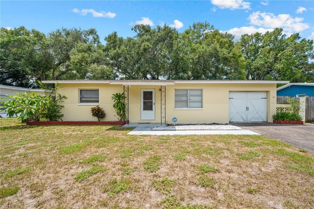 Recently Sold: $310,000 (2 beds, 1 baths, 879 Square Feet)