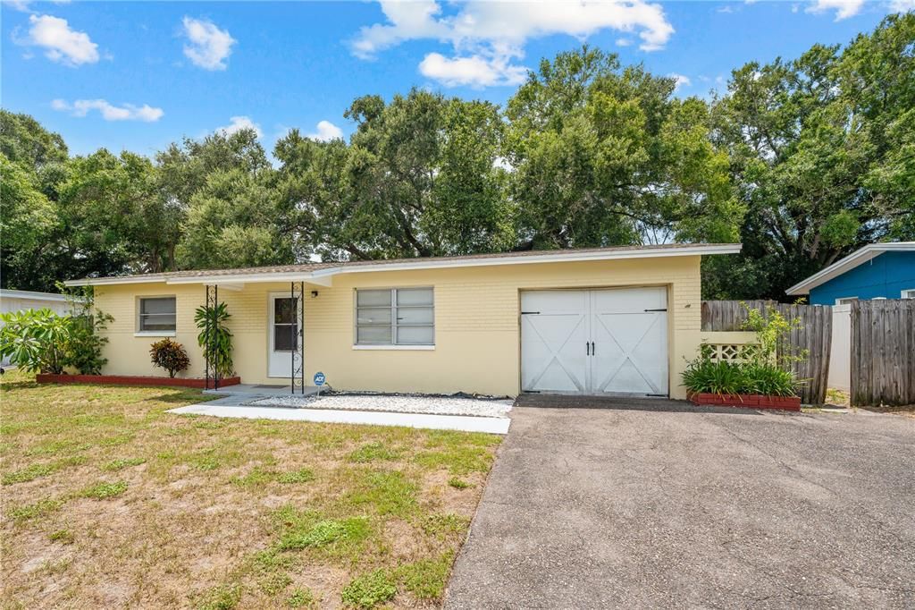 Recently Sold: $310,000 (2 beds, 1 baths, 879 Square Feet)