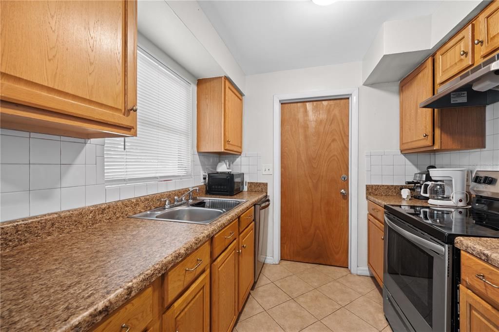 Recently Sold: $310,000 (2 beds, 1 baths, 879 Square Feet)