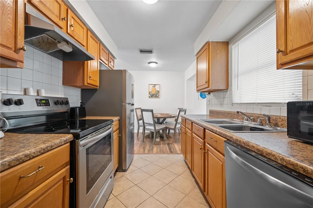 Recently Sold: $310,000 (2 beds, 1 baths, 879 Square Feet)