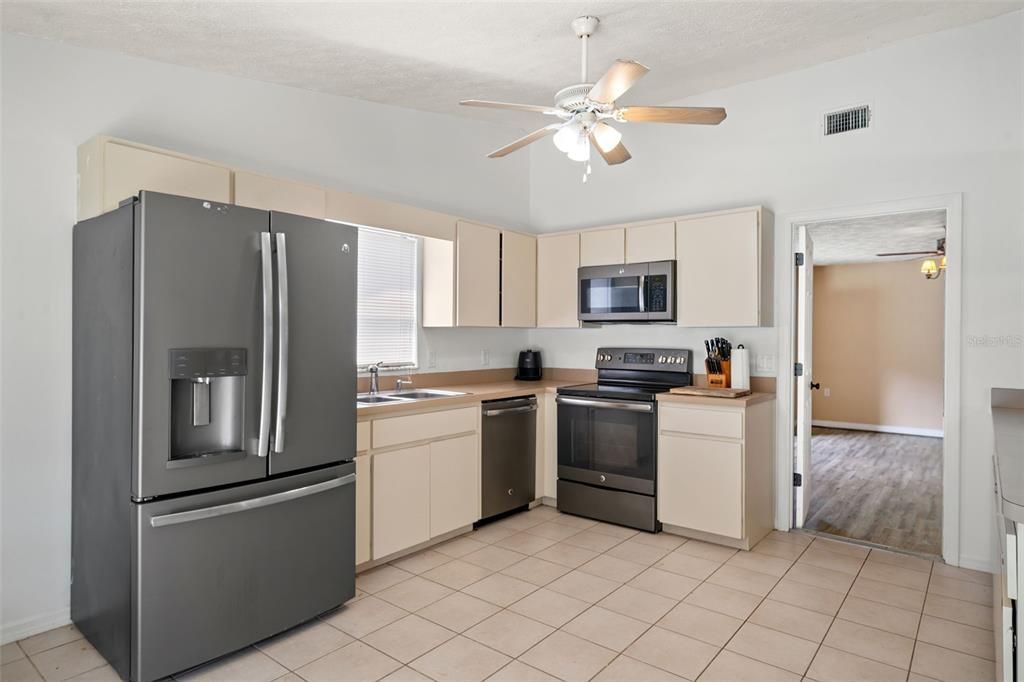 For Sale: $339,900 (3 beds, 2 baths, 1959 Square Feet)