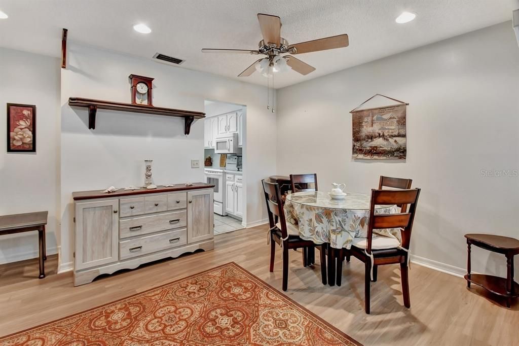 Active With Contract: $189,900 (2 beds, 2 baths, 1049 Square Feet)