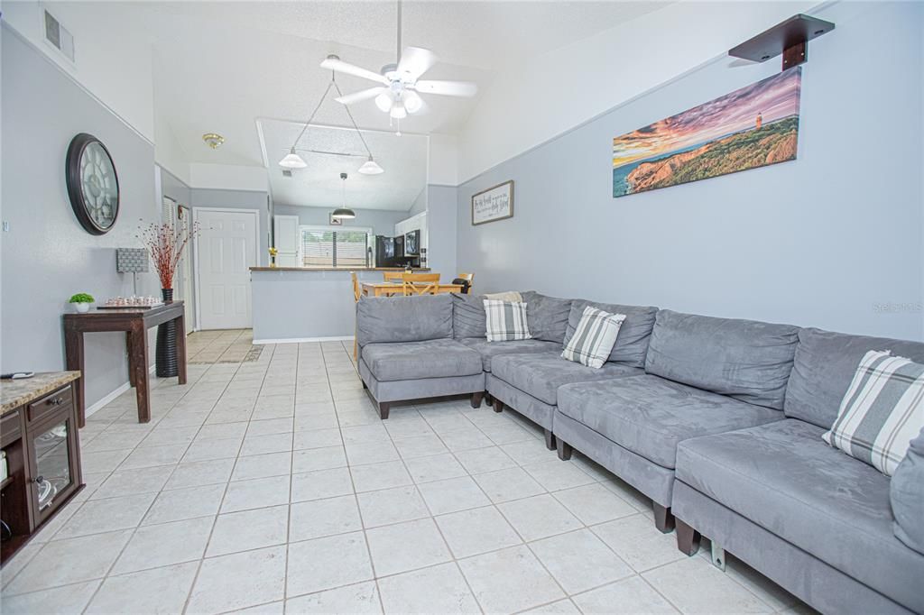 Active With Contract: $238,000 (2 beds, 2 baths, 954 Square Feet)