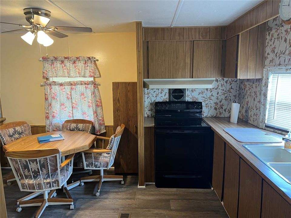 For Sale: $105,000 (2 beds, 1 baths, 784 Square Feet)