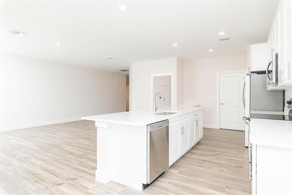 Active With Contract: $357,990 (3 beds, 2 baths, 1663 Square Feet)