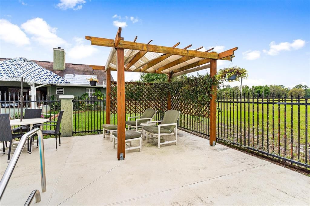 PERGOLA PARTY PATIO!