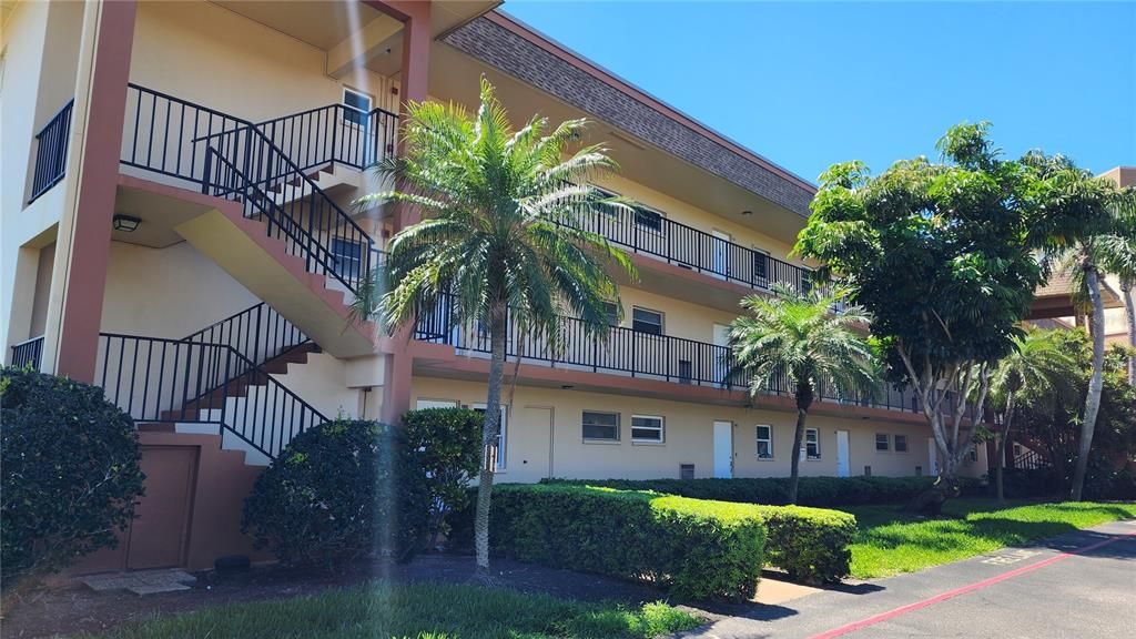 Active With Contract: $179,000 (1 beds, 1 baths, 738 Square Feet)