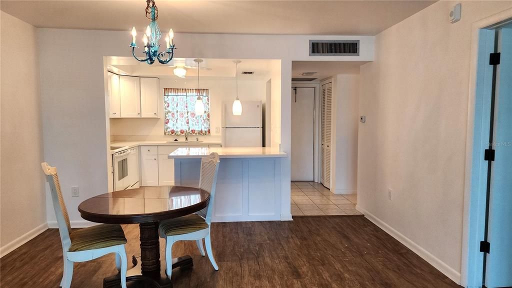 Active With Contract: $179,000 (1 beds, 1 baths, 738 Square Feet)