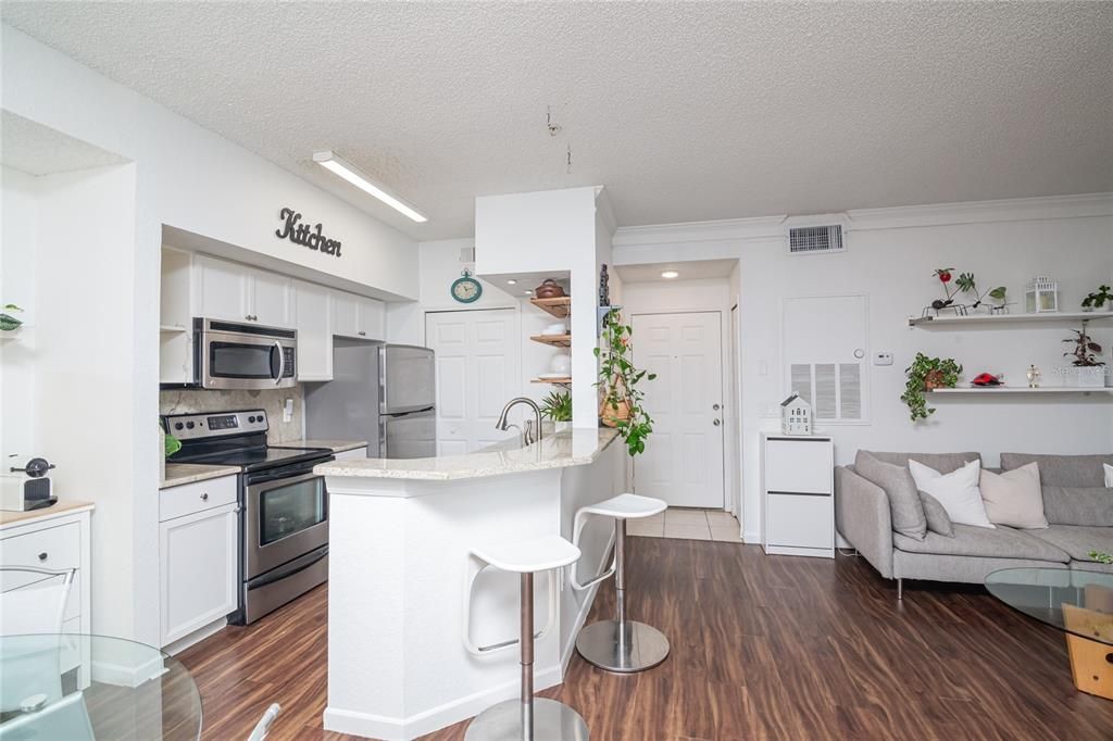 For Sale: $249,000 (2 beds, 2 baths, 1007 Square Feet)