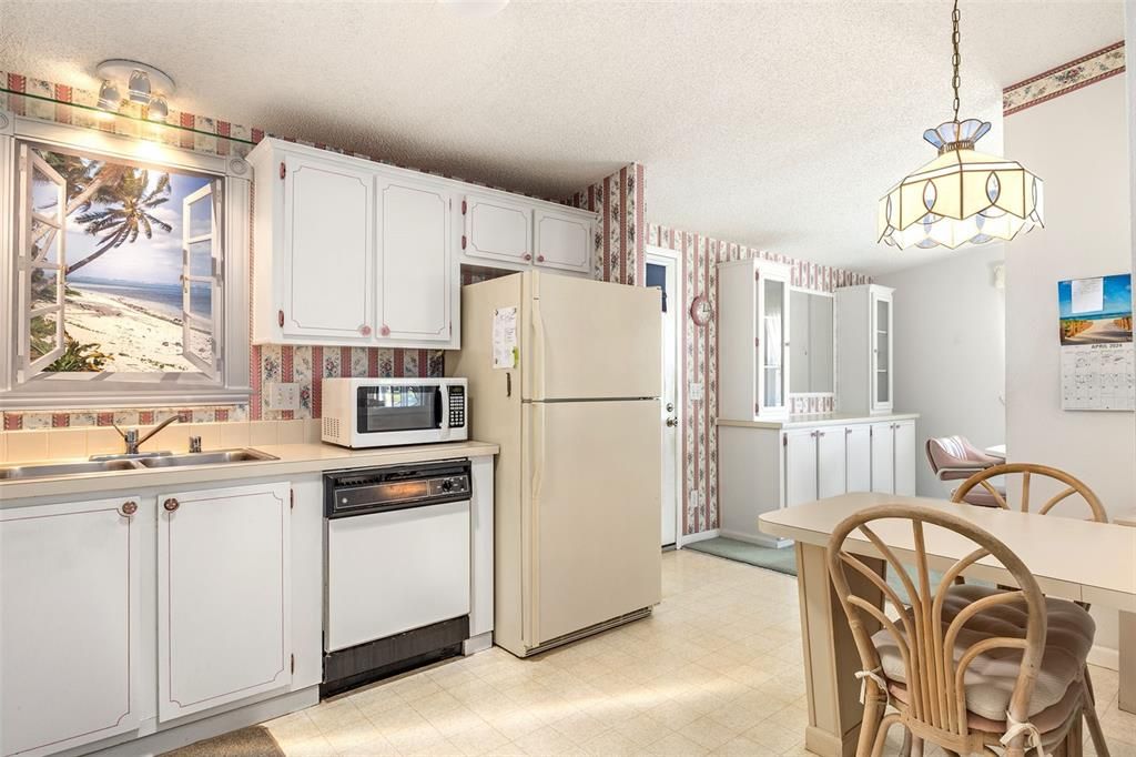 For Sale: $219,900 (2 beds, 2 baths, 1196 Square Feet)