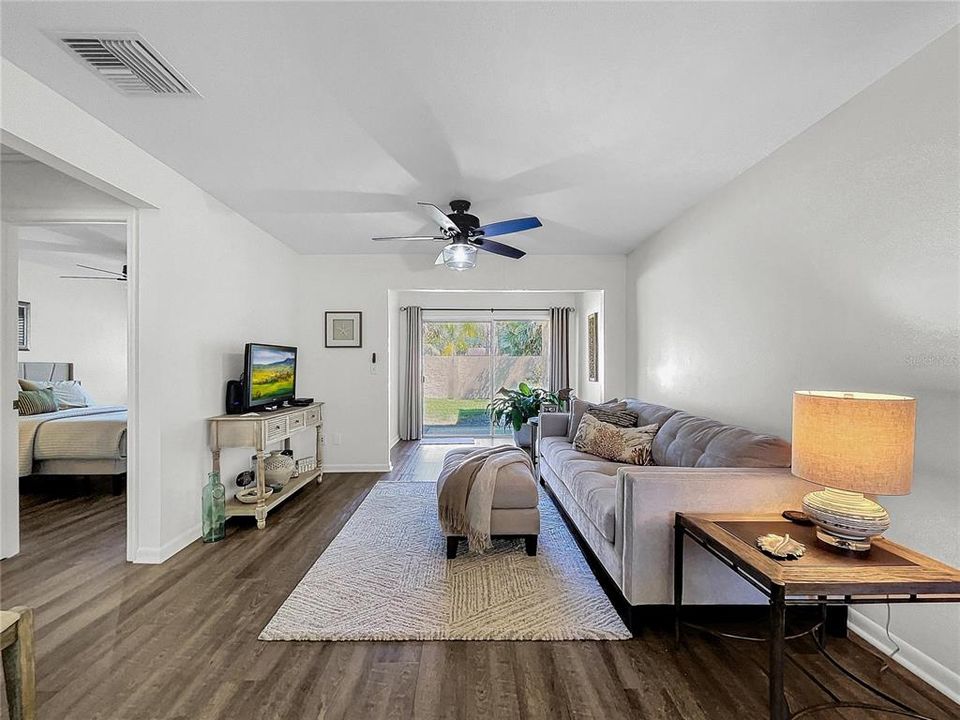 Active With Contract: $160,000 (1 beds, 1 baths, 645 Square Feet)