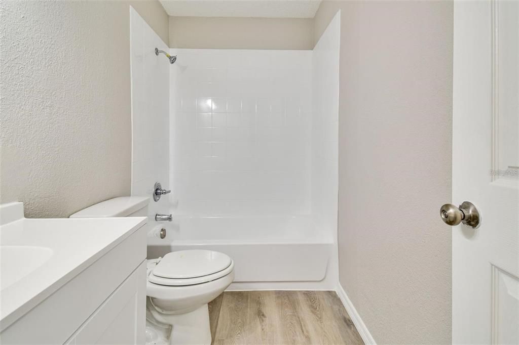 合同活跃: $2,000 (3 贝兹, 2 浴室, 1404 平方英尺)