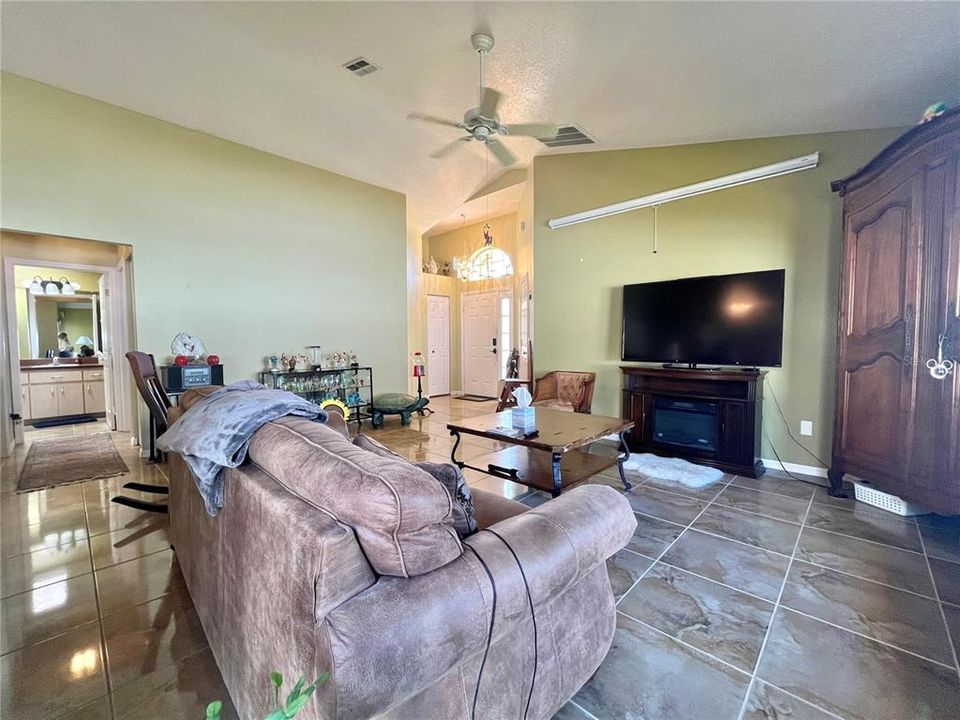 For Sale: $274,900 (2 beds, 2 baths, 1482 Square Feet)