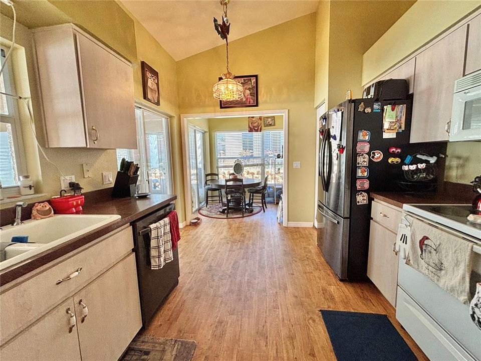 For Sale: $272,900 (2 beds, 2 baths, 1482 Square Feet)