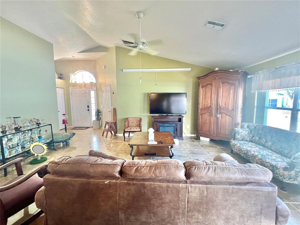 For Sale: $272,900 (2 beds, 2 baths, 1482 Square Feet)