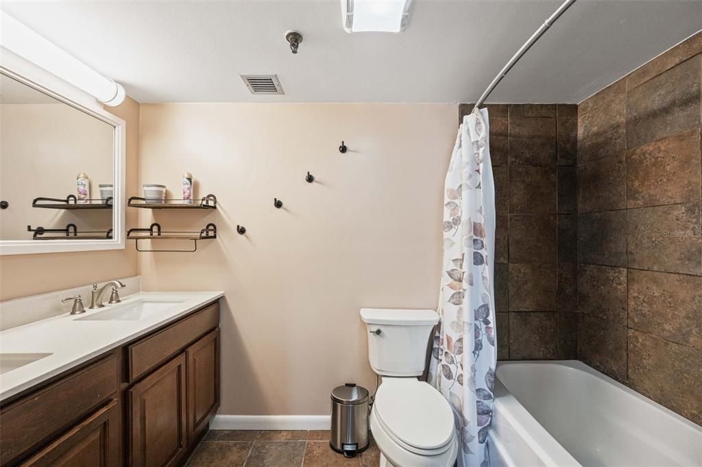 合同活跃: $619,500 (2 贝兹, 2 浴室, 1320 平方英尺)