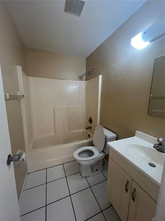 For Rent: $1,375 (2 beds, 1 baths, 742 Square Feet)