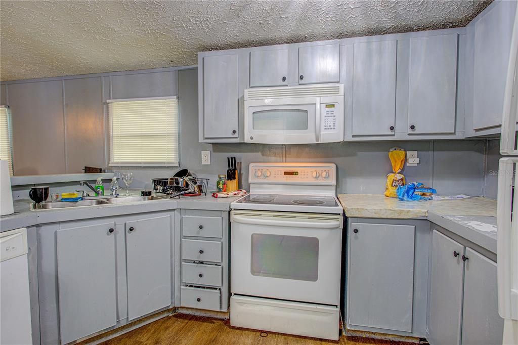For Sale: $125,000 (3 beds, 2 baths, 1088 Square Feet)