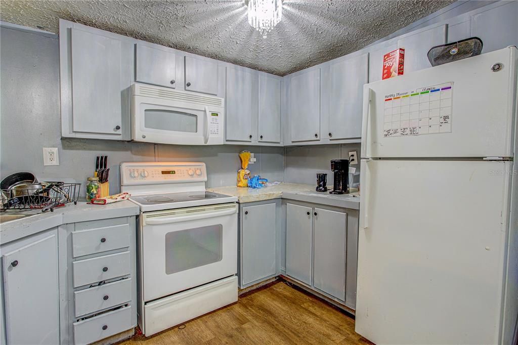 For Sale: $125,000 (3 beds, 2 baths, 1088 Square Feet)