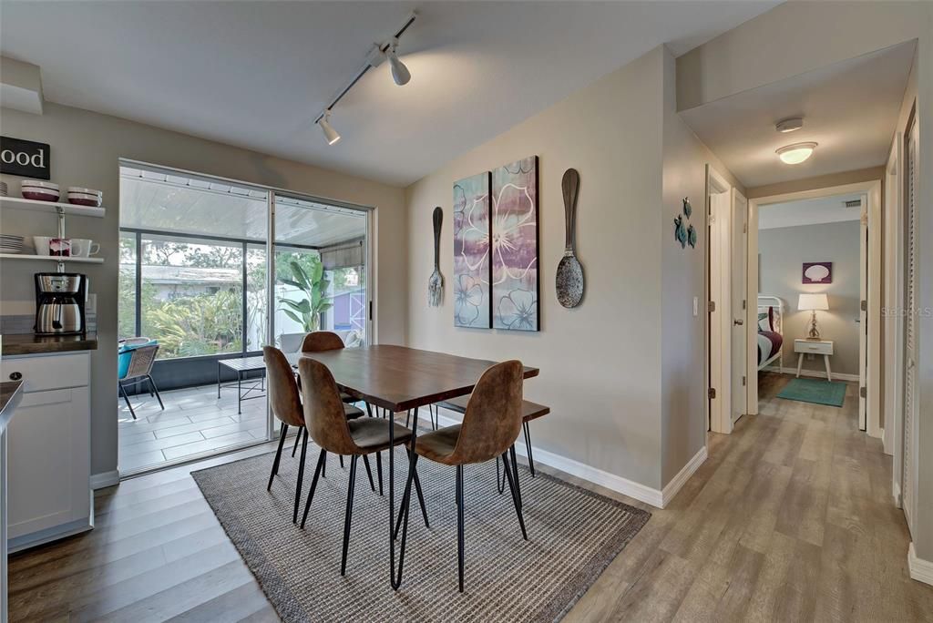 Recently Sold: $290,000 (2 beds, 1 baths, 896 Square Feet)