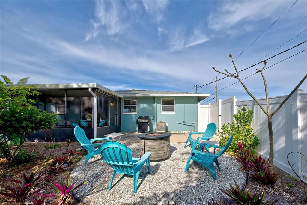 Recently Sold: $290,000 (2 beds, 1 baths, 896 Square Feet)