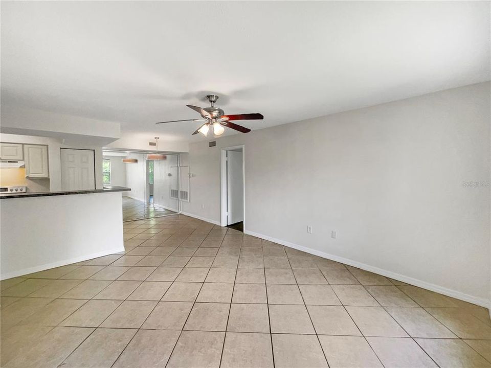 Active With Contract: $216,000 (2 beds, 2 baths, 937 Square Feet)