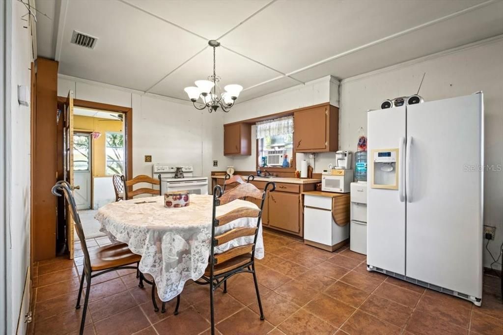 For Sale: $299,000 (2 beds, 1 baths, 1039 Square Feet)