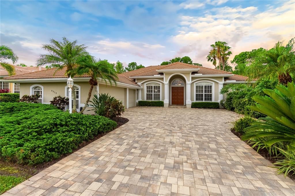 Recently Sold: $850,000 (3 beds, 3 baths, 2357 Square Feet)