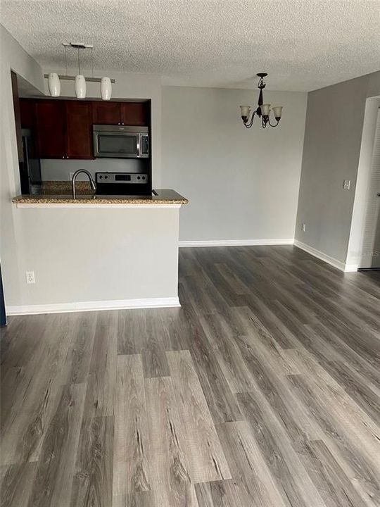 Active With Contract: $1,900 (2 beds, 2 baths, 999 Square Feet)