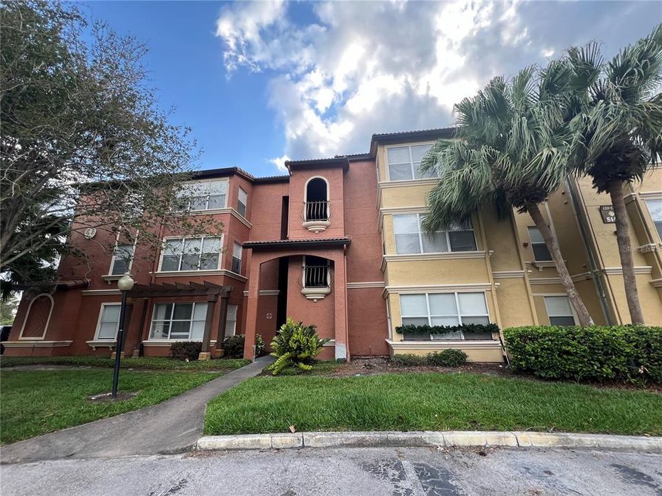 Active With Contract: $1,900 (2 beds, 2 baths, 999 Square Feet)