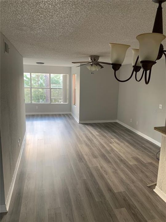 Active With Contract: $1,900 (2 beds, 2 baths, 999 Square Feet)