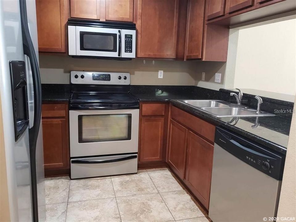 Active With Contract: $195,000 (1 beds, 1 baths, 640 Square Feet)