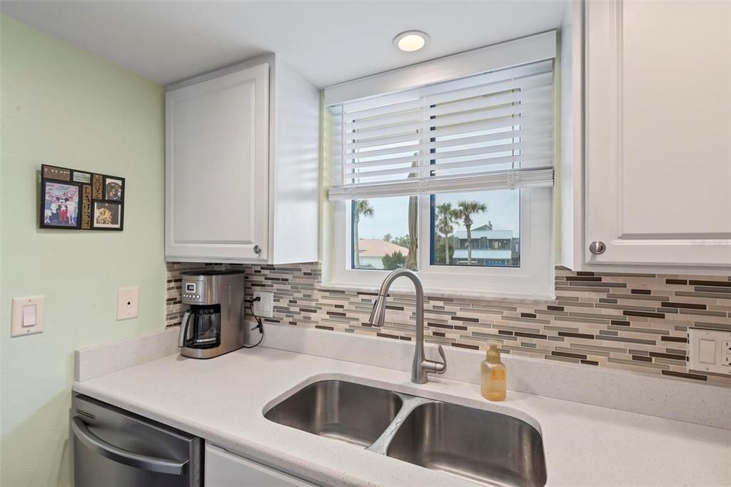 For Sale: $387,500 (2 beds, 2 baths, 1107 Square Feet)