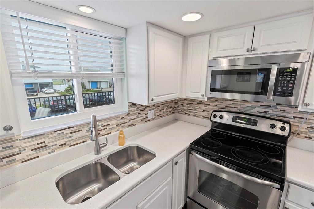 For Sale: $379,900 (2 beds, 2 baths, 1107 Square Feet)