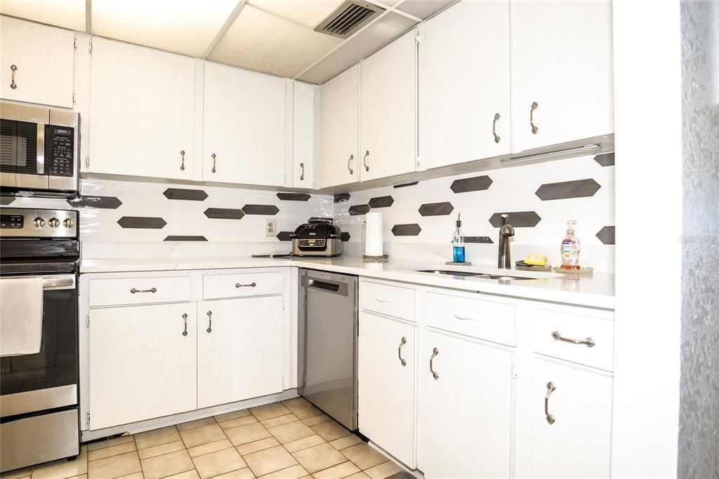 Active With Contract: $125,000 (3 beds, 2 baths, 1538 Square Feet)