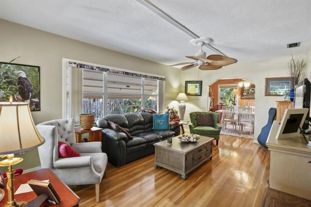 Active With Contract: $359,900 (3 beds, 2 baths, 1370 Square Feet)