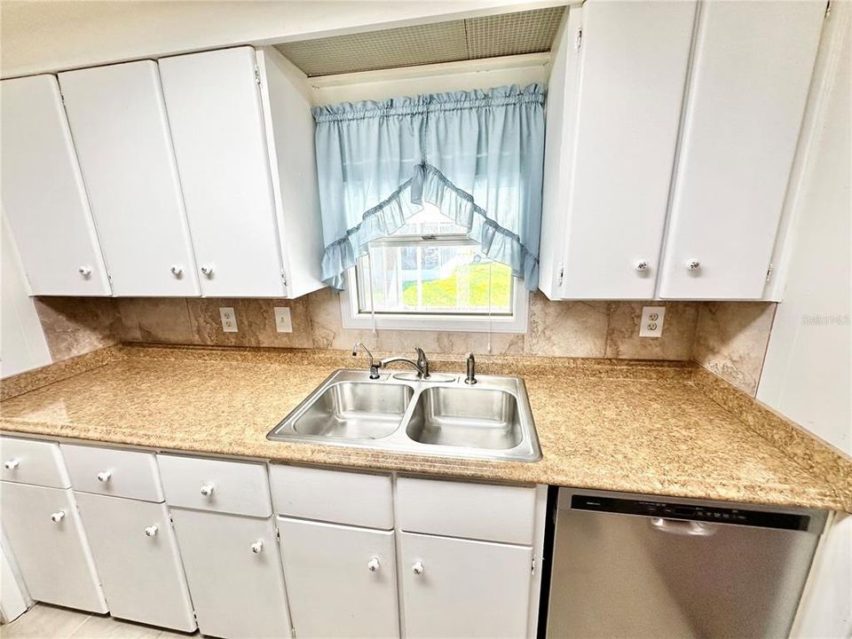 For Sale: $149,900 (3 beds, 2 baths, 1382 Square Feet)